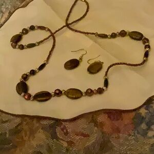 BROWN MARBLED STONE NECKLACE & MATCHING PIERCED EARRINGS- CHEST LENGTH